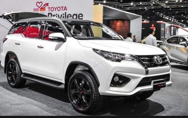 Mẫu  ôtô Toyota Fortuner TRD Sportivo 2017 đã chính thức xuất hiện khá nổi bật tại triển lãm Thai Motor Expo 2017. Xe gây thu hút bởi ngoại hình dáng thể thao mạnh mẽ với tone màu đen trắng thanh lịch.